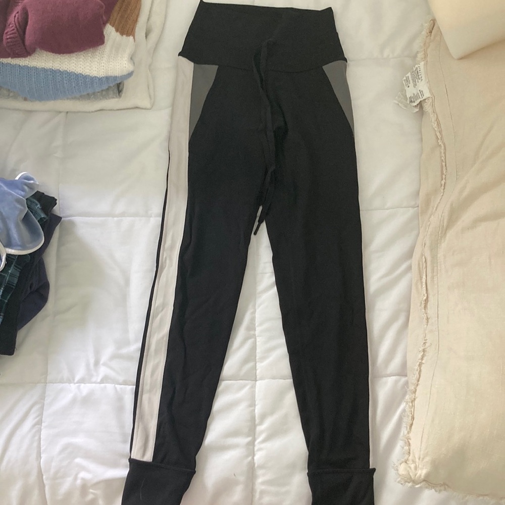 Offline by Aerie leggings with stripe. Goals 7/8 legging hi-rise